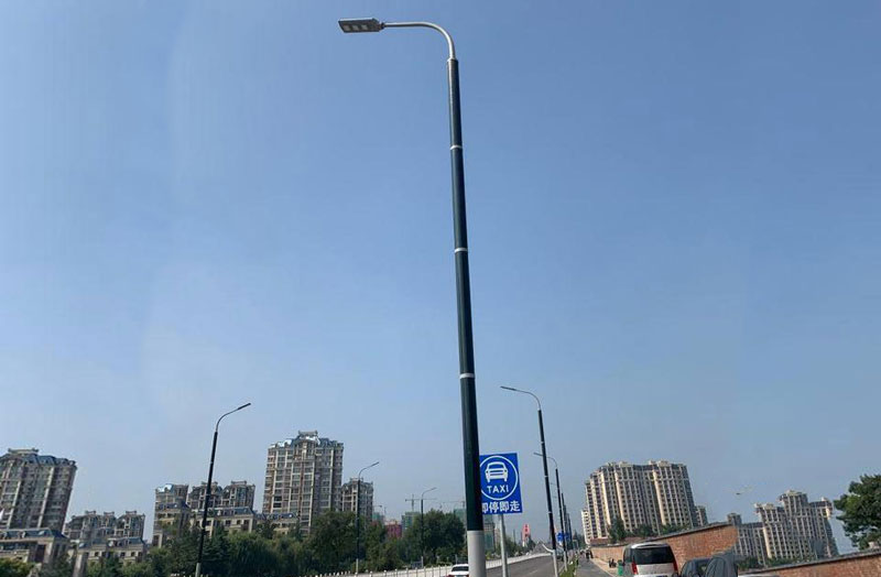 搭载智控系统 淄博首条“高科技”路灯装置完成